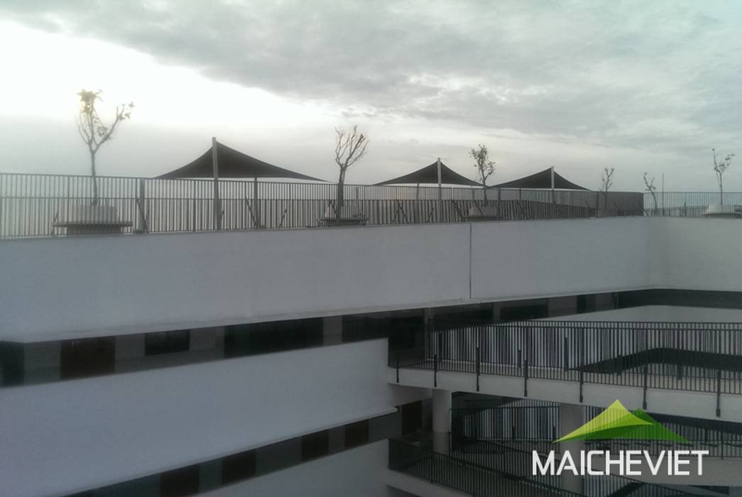 Mái che tại trường quốc tế Việt Úc TPHCM, Công ty TNHH Havico Việt Nam Công ty TNHH Havico Việt Nam minimalist style balcony, porch & terrace