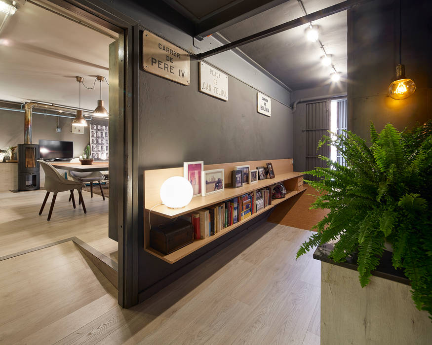 Loft El Capricho, ESTUDIO DE CREACIÓN JOSEP CANO, S.L. ESTUDIO DE CREACIÓN JOSEP CANO, S.L. industrial style corridor, hallway & stairs