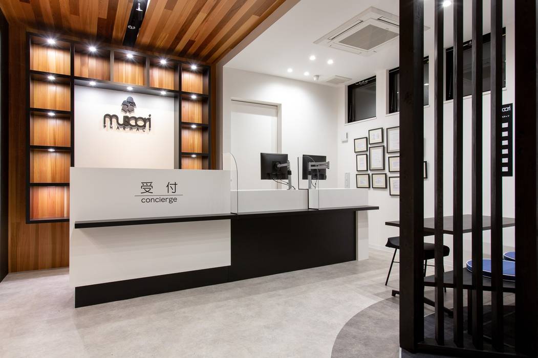 病気の予防をサポートする薬局「muscari pharmacy」 株式会社Juju INTERIOR DESIGNS 商業空間 合板（ベニヤ板） 商業空間