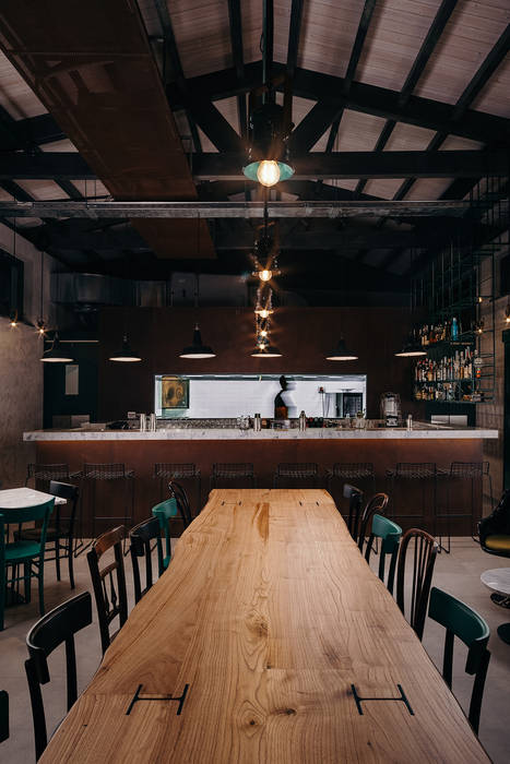 Volume Cucina e bar manuarino architettura design comunicazione Bar & Club in stile industrial Ferro / Acciaio Marrone bar,cucina,sedie legno,tavolo legno,legno massello,corten,marmo