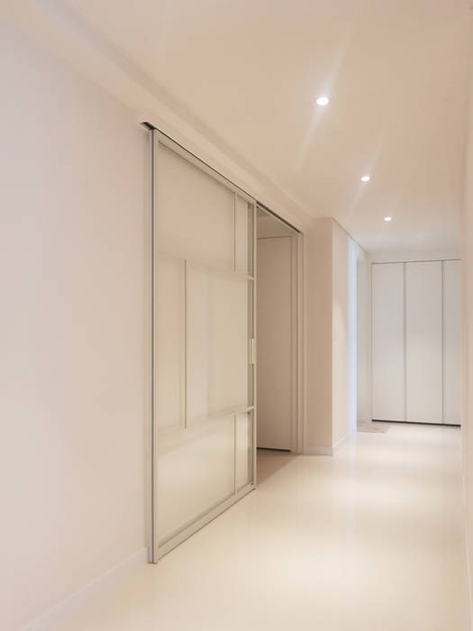 순백색 프레임의 슬라이딩도어 송도파크애비뉴 동탄반도유보라, WITHJIS(위드지스) WITHJIS(위드지스) Modern Corridor, Hallway and Staircase Aluminium/Zinc