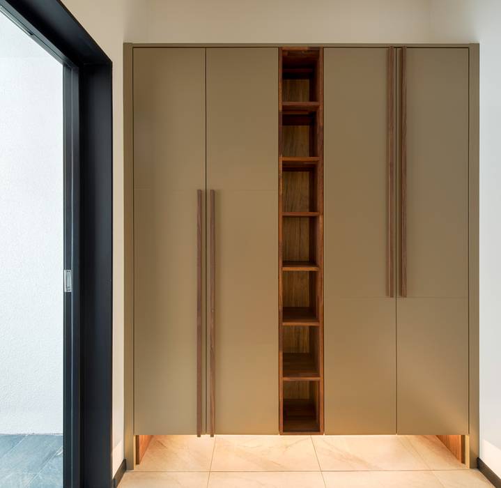 곤지암 단독주택-'품', (주)건축사사무소 더함 / ThEPLus Architects (주)건축사사무소 더함 / ThEPLus Architects Modern corridor, hallway & stairs Storage