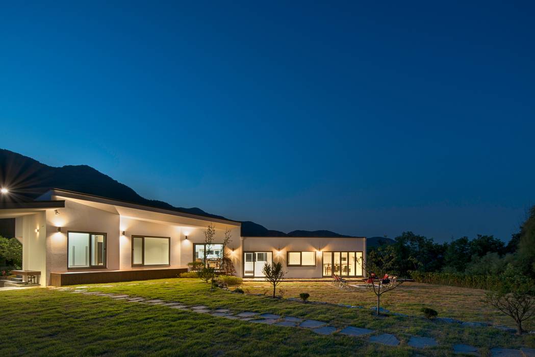 곤지암 단독주택-'품', (주)건축사사무소 더함 / ThEPLus Architects (주)건축사사무소 더함 / ThEPLus Architects Bungalows