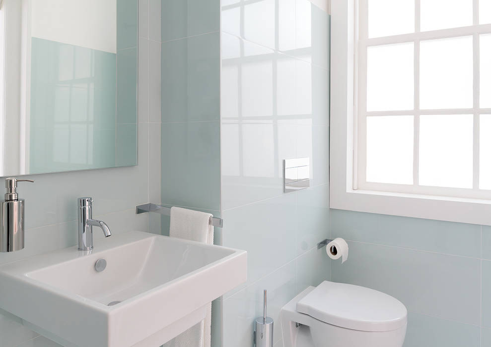 Reformas de baños pequeños por Klausroom, Klausroom Klausroom ミニマルスタイルの お風呂・バスルーム セラミック