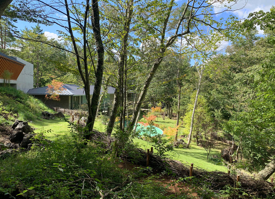 富士桜高原の庭, （有）ハートランド （有）ハートランド Jardins de fachadas de casas