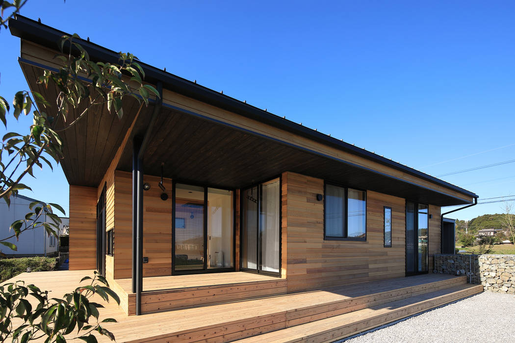 清武町の家～素材感を愉しむ家～, ㈱ライフ建築設計事務所 ㈱ライフ建築設計事務所 ระเบียง ไม้ Wood effect