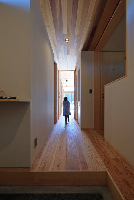 清武町の家～素材感を愉しむ家～, ㈱ライフ建築設計事務所 ㈱ライフ建築設計事務所 Eclectic style corridor, hallway & stairs Wood Wood effect