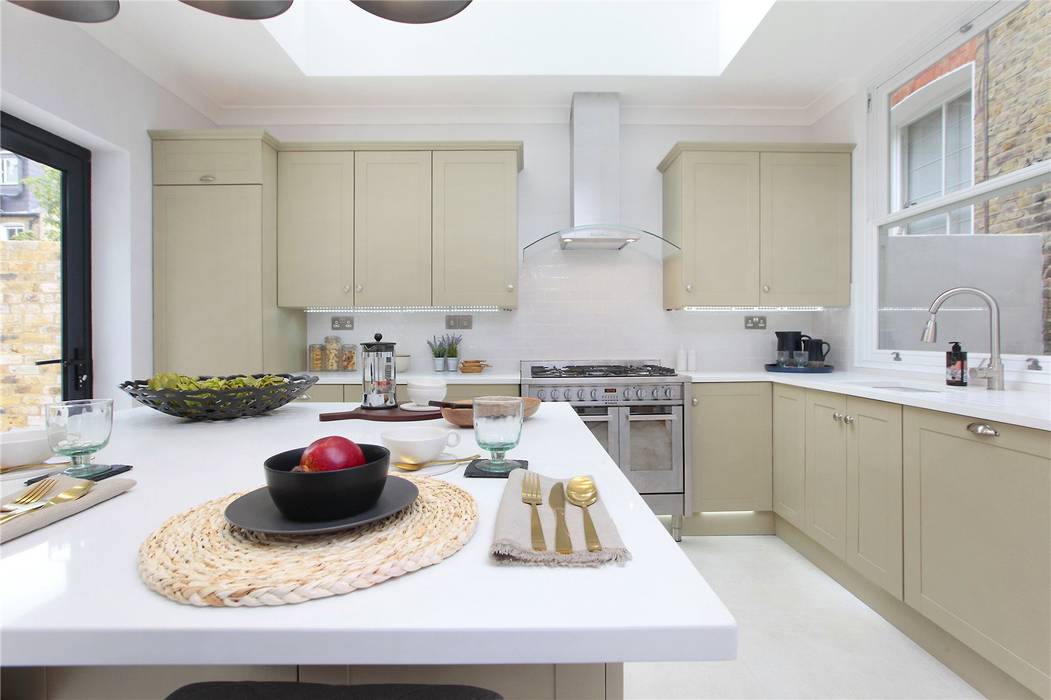 Kitchen extension Richmond, London Design + Build London Design + Build Dapur Modern Kayu Buatan Transparent Cabinets & shelves