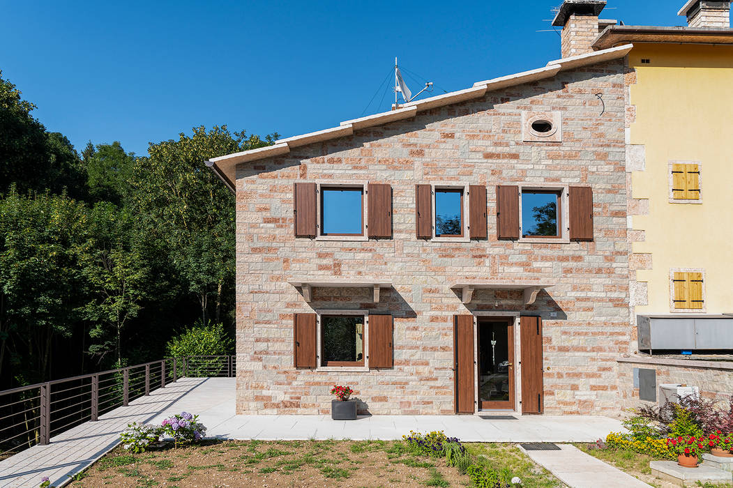 Rustico in Lessinia (Verona), Quintarelli Pietre e Marmi Srl Quintarelli Pietre e Marmi Srl Casas de estilo rústico Mármol