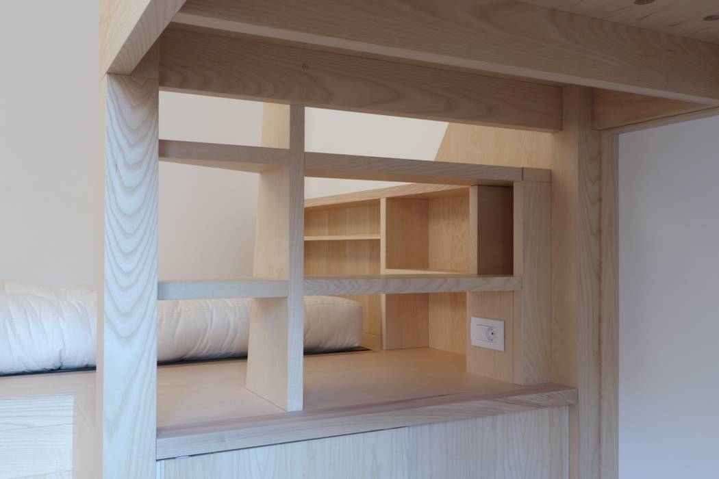 Dettaglio della stanza - ripiani-scaletta e pedana Daniele Arcomano Camera da letto moderna Legno Effetto legno