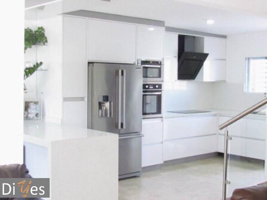 Vista Frontal Diyes Home Cocinas de estilo moderno Derivados de madera Transparente Estanterías y gavetas