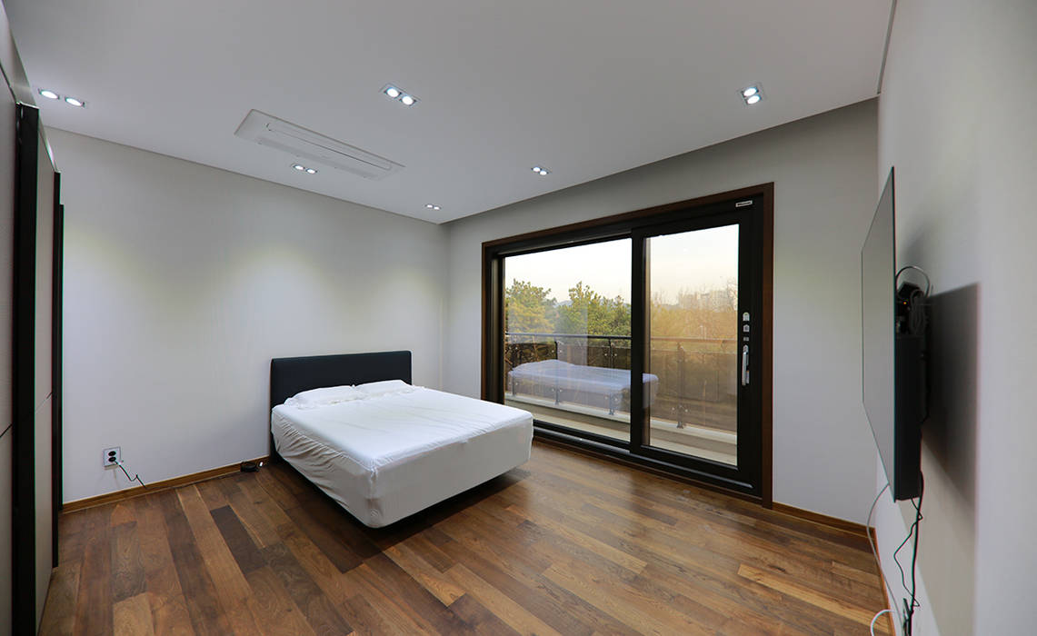 넓은 테라스가 있는 철근콘크리트 주택 (경기도 용인시), 더존하우징 더존하우징 Small bedroom
