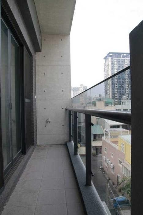 台中西區的五層電梯別墅建築, 勻境設計 Unispace Designs 勻境設計 Unispace Designs شرفة زجاج
