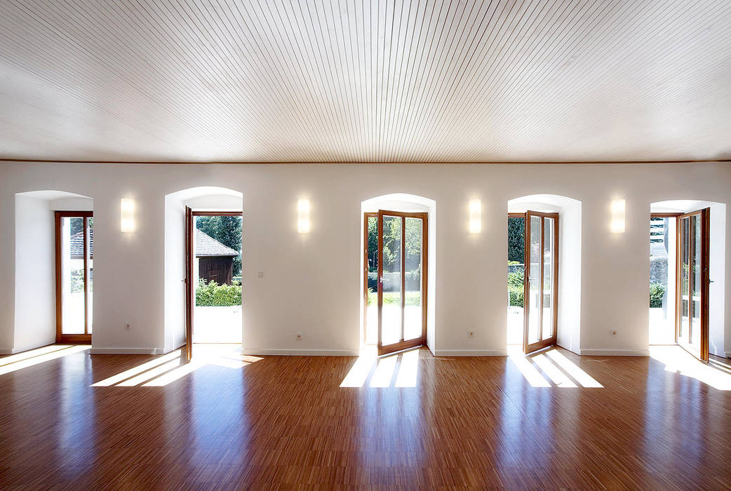 Gemeindebibliothek, Gemeindearchiv und Trauungssaal im alten Pfarrhaus in Pöcking, WSM ARCHITEKTEN WSM ARCHITEKTEN Portas e janelas modernas