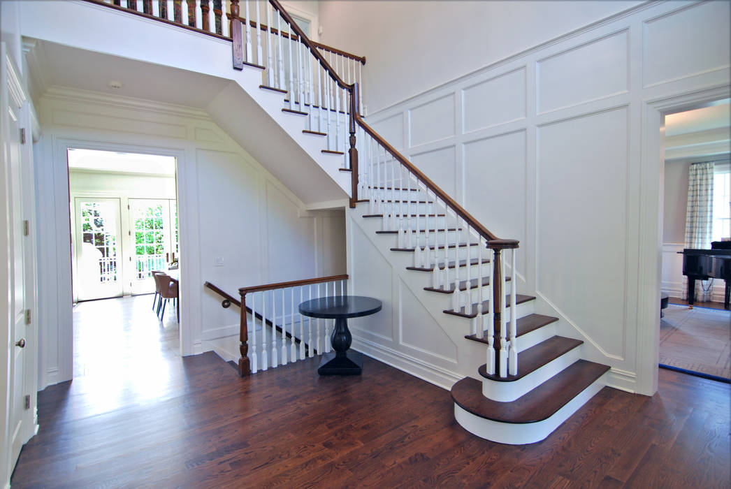 Custom Colonial Home, Scarsdale, NY by DeMotte Architects DeMotte Architects, P.C. Colonial style corridor, hallway& stairs