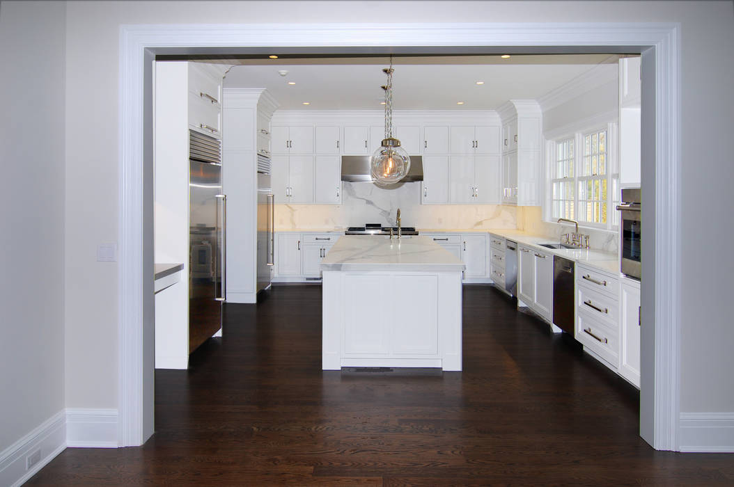 Colonial Spec House, Greenwich, CT by DeMotte Architects DeMotte Architects, P.C. Colonial style kitchen