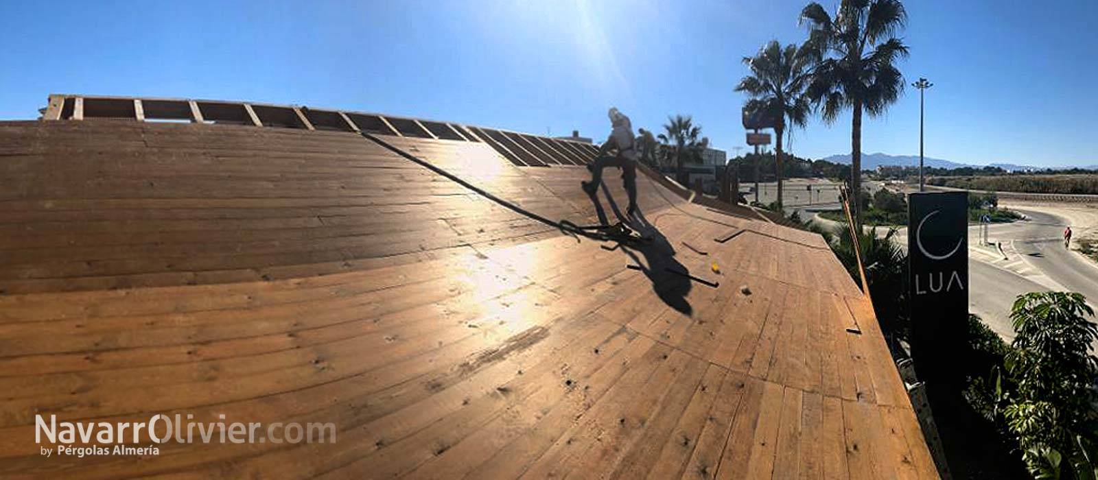 Cubierta para terraza Restaurante LUA, NavarrOlivier NavarrOlivier Gable roof Wood Wood effect