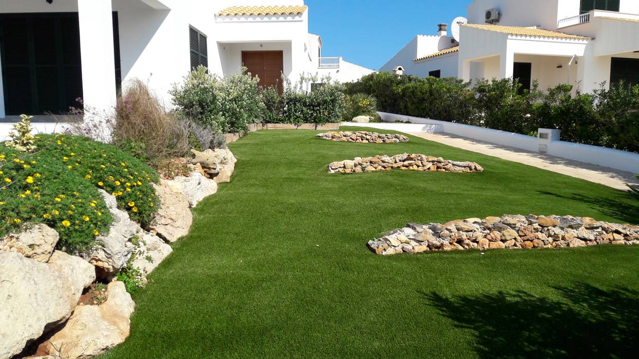 Antes y después de poner césped artificial, Albergrass césped tecnológico Albergrass césped tecnológico Jardines con piedras