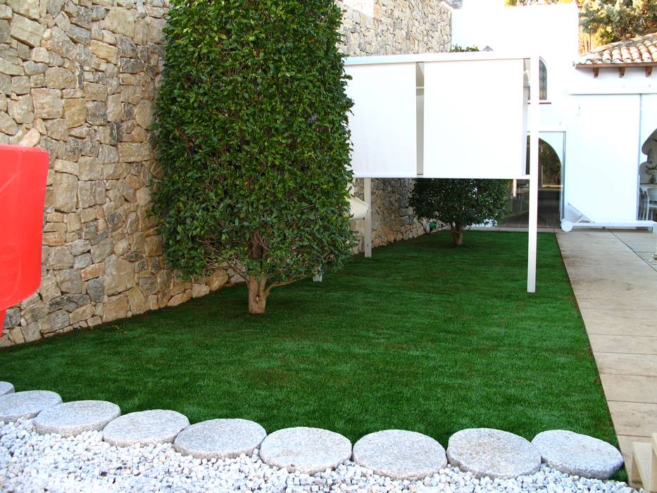 Antes y después de poner césped artificial en diferentes jardines., Albergrass césped tecnológico Albergrass césped tecnológico Akdeniz Balkon, Veranda & Teras