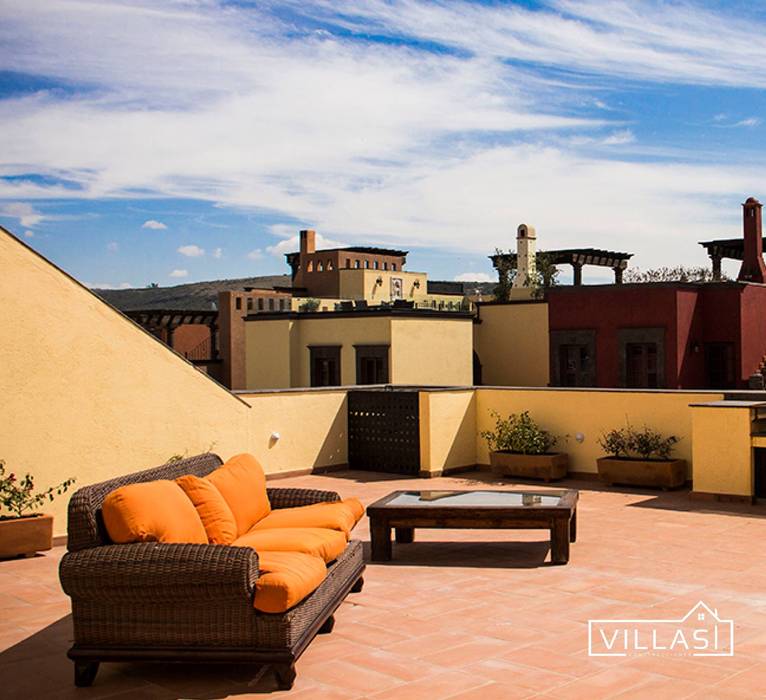 Villa Golden en San Miguel de Allende, VillaSi Construcciones VillaSi Construcciones Balkon, Beranda & Teras Gaya Rustic