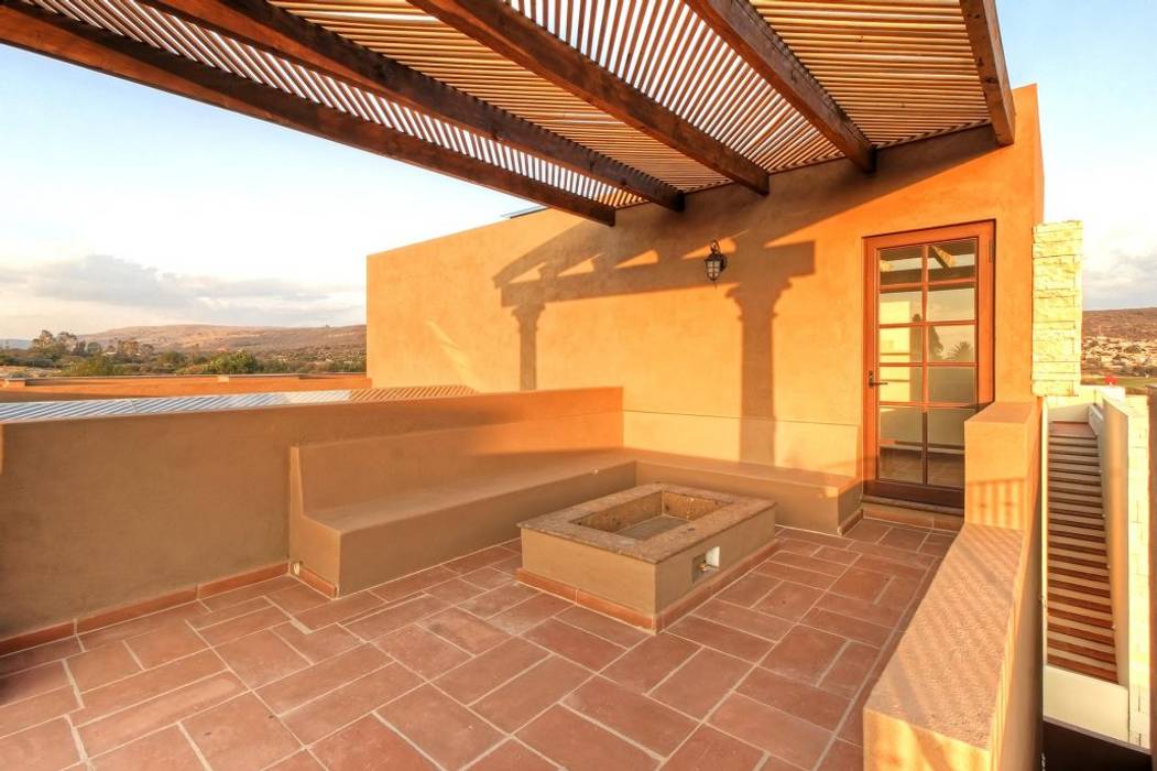 Casa Cantera en San Miguel de Allende, VillaSi Construcciones VillaSi Construcciones Balcones y terrazas minimalistas terraza,rooftop,firepit