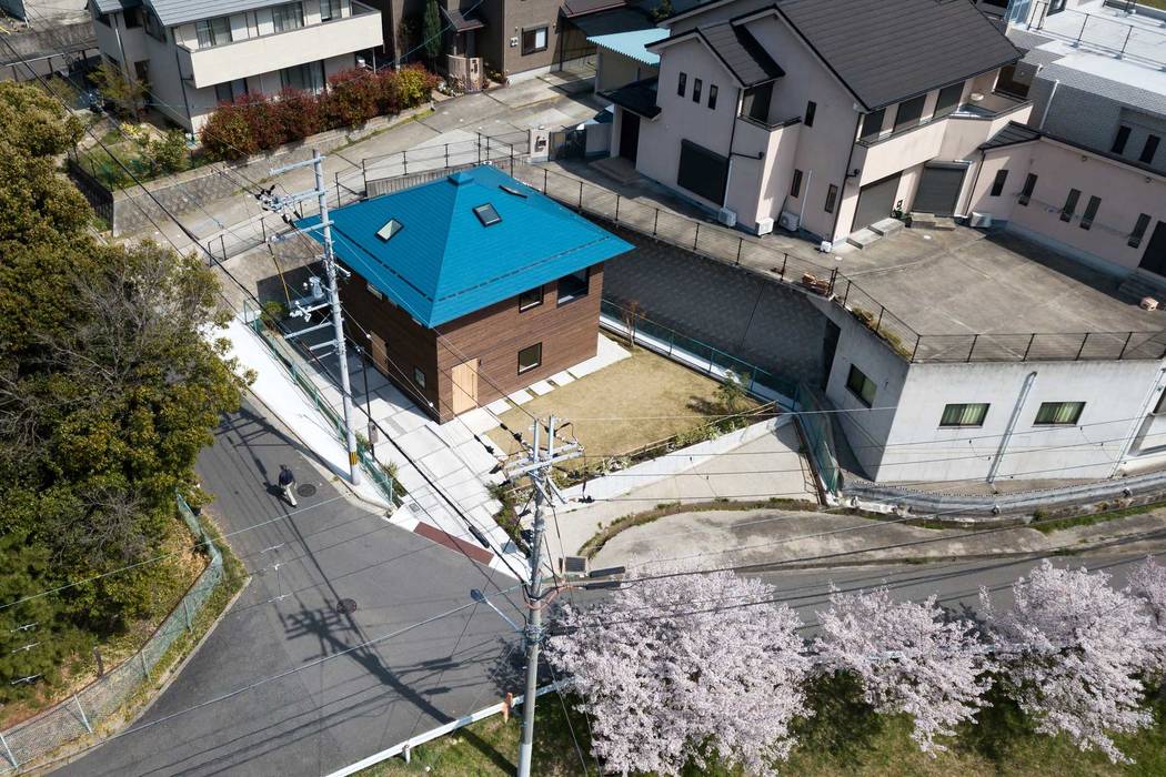 Crossroad House YYAA 山本嘉寛建築設計事務所 Techos a cuatro aguas Hierro/Acero