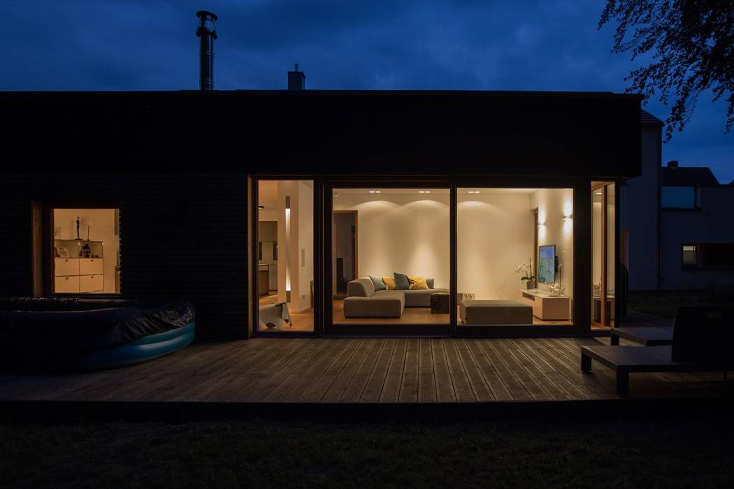 Außenansicht moderner balkon, veranda & terrasse von bplusarchitektur