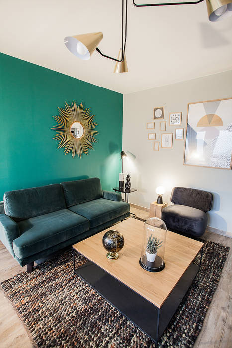 Un salon chic et confortable Anne-Laure DESIGN Salon scandinave Bois Vert Couleurs unies,canapé velours,miroir mural,table d'appoint,marbre,chauffeuse,liseuse,globe,plantes d'intérieur,doré,tapis laine,bois et acier