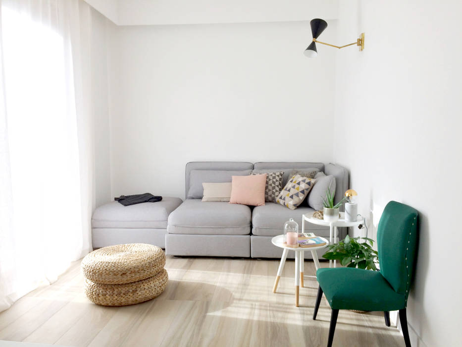 LIVING Spazio 14 10 Soggiorno minimalista vallentuna, divano, arredo vintage, pavimento in legno, piante sempreverdi, colori brillanti, tavolino da caffè, living moderno, scandinavo
