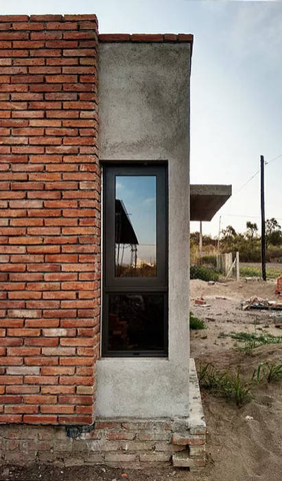 Diseño y Construcción de casa en Valle Anisacate por 1.61 Arquitectos, 1.61arquitectos 1.61arquitectos Puertas y ventanas rústicas