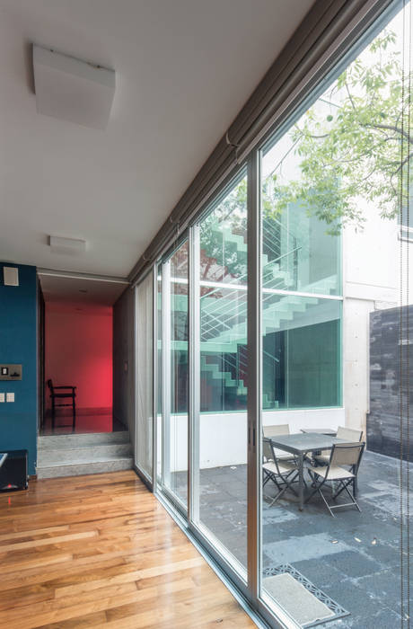 Casa Moderna en San Luis Potosí, TaAG Arquitectura TaAG Arquitectura บ้านระเบียง