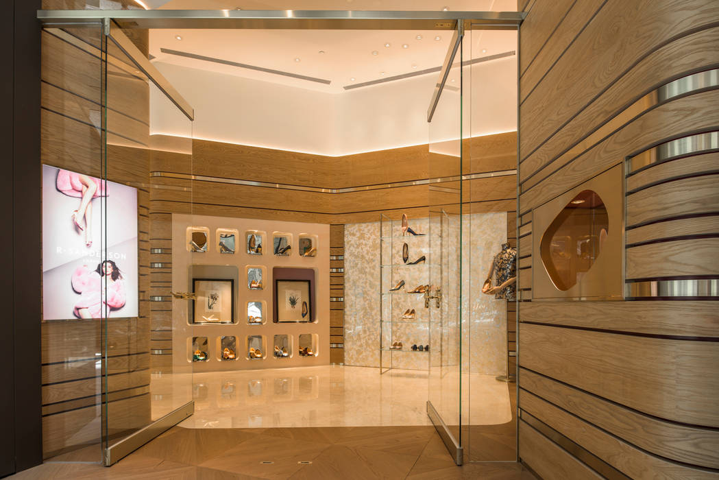 充滿英倫情人風的頂級品牌女鞋店, On Designlab.ltd On Designlab.ltd أبواب زجاجية