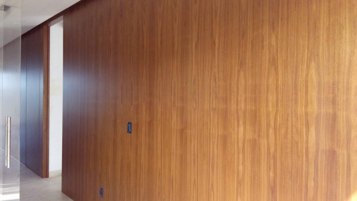 PROYECTO (MUROS ENCHAPADO) USO OFICINA, La ChaPa La ChaPa Wooden doors