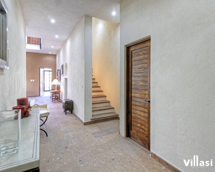 Casa Cantera en San Miguel de Allende, VillaSi Construcciones VillaSi Construcciones Rustic style corridor, hallway & stairs