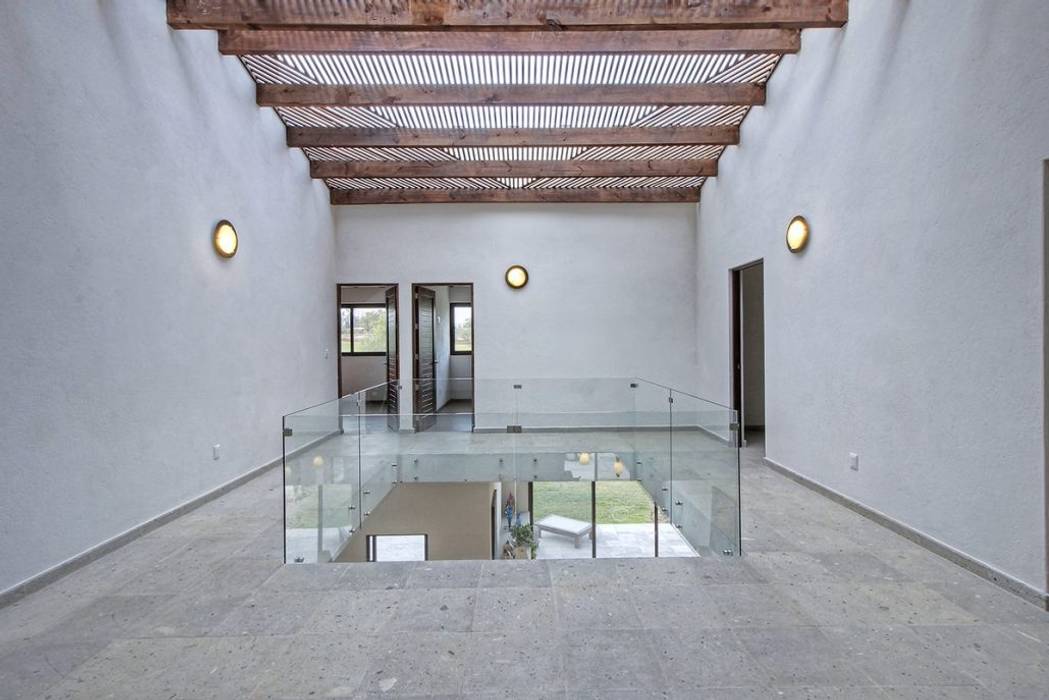 Casa Onix en San Miguel de Allende, VillaSi Construcciones VillaSi Construcciones Nowoczesny korytarz, przedpokój i schody