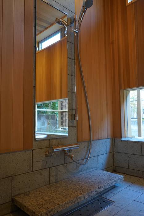 やわらかな光の入る家, 株式会社高野設計工房 株式会社高野設計工房 Asian style bathroom