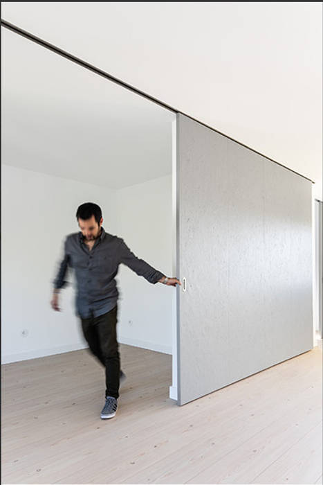 Projeto de Arquitetura Commerzn - Boutique Property Developer Portas de correr Madeira Acabamento em madeira porta de correr,sala,quarto,divisória de quarto,arquitetura,renovação