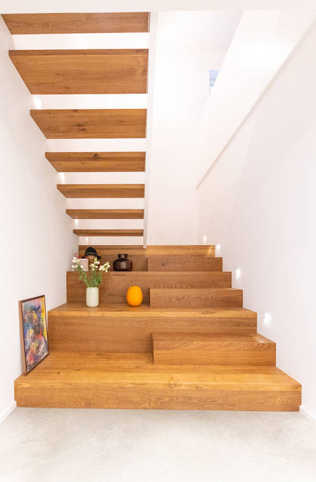 2-läufige Podesttreppe aus Eiche mit brüstungshohen, weiss lackierten Wangen und verbreiteten Stufen im ersten Treppenlauf. Holzmanufaktur Ballert e.K. Treppe Holz Holznachbildung Treppe,Holztreppen,hohe Brüstung,Eichenholztreppe,Blockstufen