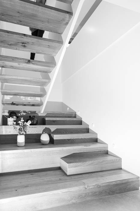 2-läufige Podesttreppe aus Eiche mit brüstungshohen, weiss lackierten Wangen und verbreiteten Stufen im ersten Treppenlauf., Holzmanufaktur Ballert e.K. Holzmanufaktur Ballert e.K. Stairs Wood Wood effect
