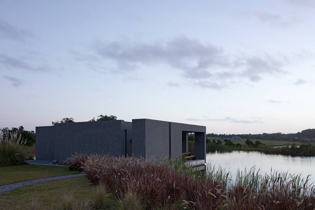 CASA ZORZAL, NATURHABITAT NATURHABITAT Пруд в саду Дерево Эффект древесины