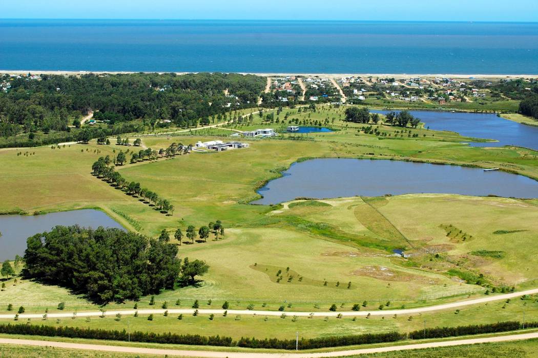 VILLA LAGOS PUNTA DEL ESTE, NATURHABITAT NATURHABITAT Halaman depan Kayu Wood effect