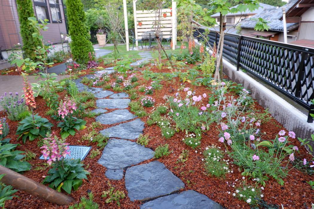自然石を使った園路とパーゴラのあるナチュラルガーデン, 富士西麓ガーデン 富士西麓ガーデン Jardines rurales