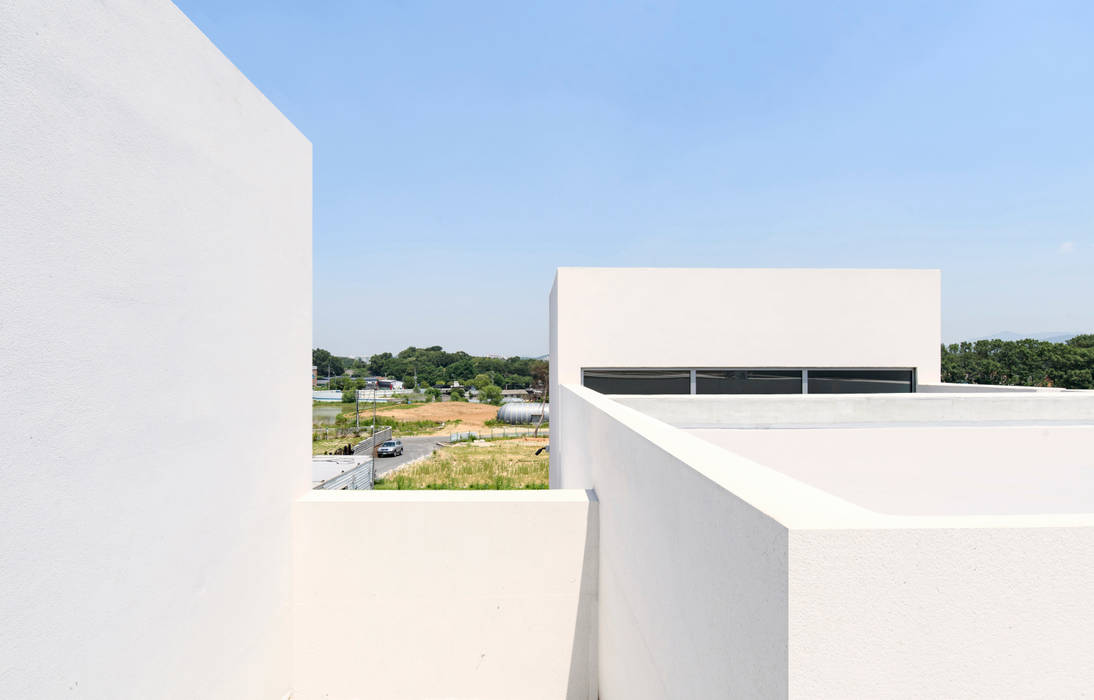 Lighthouse Residence, Lee Jae Architects Lee Jae Architects 발코니