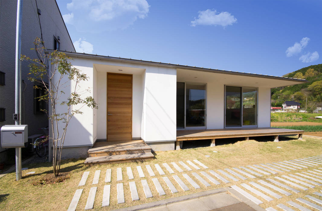 秦野市寺山 ピクチャーウィンドウと大きな縁側のある家 平屋, ミナトデザイン1級建築士事務所 ミナトデザイン1級建築士事務所 Inside doors