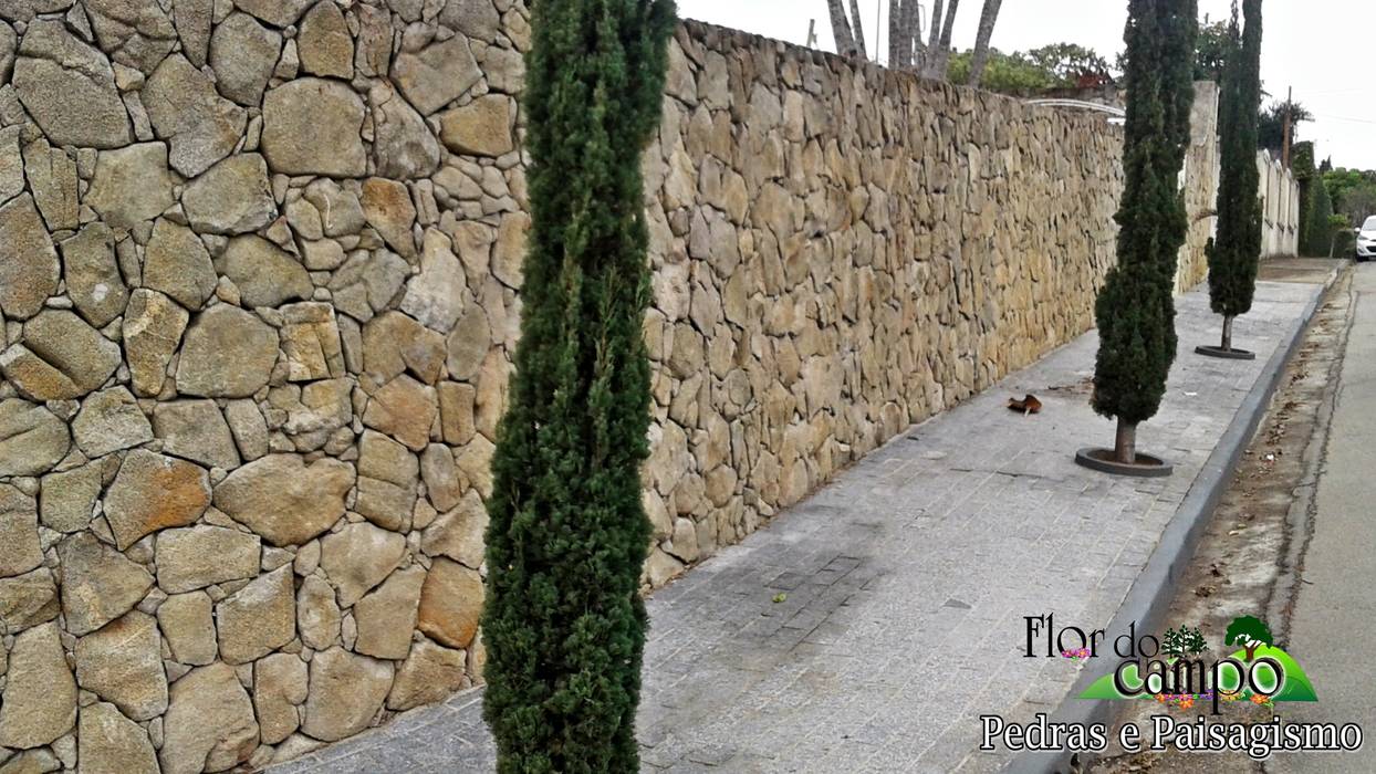 Revestimento com pedra em vários lugares da casa Flor do Campo Pedras e Paisagismo Parede e pavimentoRevestimentos de parede e pavimentos