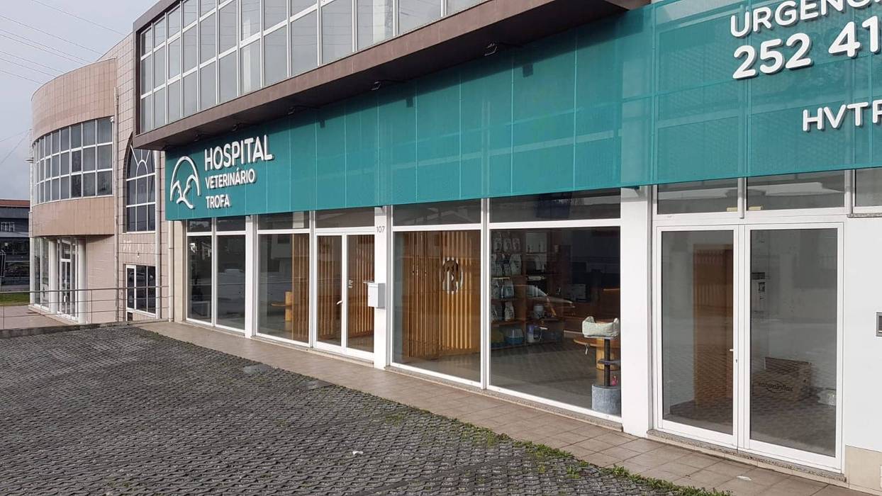 Hospital Veterinário Trofa, MIA arquitetos MIA arquitetos Bedrijfsruimten Metaal Ziekenhuizen