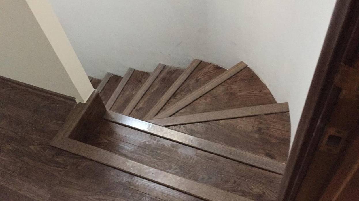 Recubrimiento de escaleras con madera natural doblev.arq Escaleras