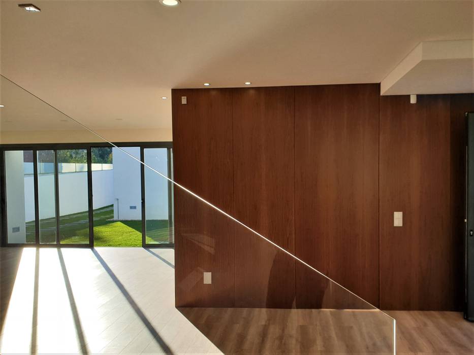 CASA MOREIRA Jesus Correia Arquitecto Modern Corridor, Hallway and Staircase