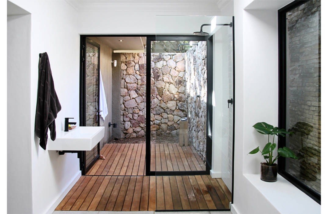 Main Bathroom Metaphor Design Minimal style Bathroom Solid Wood Multicolored Outdoor Shower,Decking,Greenery,Monochrome