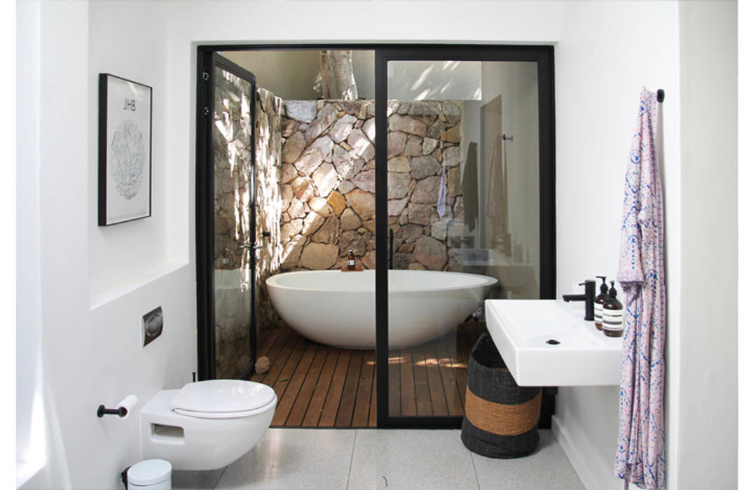 Main Bathroom homify Minimalist style bathroom Aluminium/Zinc Outdoor Bath,Greenery,Terazzo Tiles,Monochrome